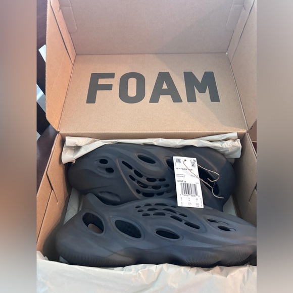 Adidas Yeezy Foam Runner ‘Onyx’ size 9 Men’s - Picture 2 of 7